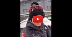 Kamil Stoch i jego radość z okazji pierwszego śniegu